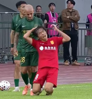 Πρώην παίκτης του ΠΑΟΚ κινδυνεύει με βαριά «καμπάνα» επειδή τράβηξε αντίπαλο από τα μαλλιά