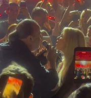 Ο Ηλιόπουλος τραγούδησε ντουέτο με τη Ζόζεφιν μετά το μεγάλο «διπλό» της ΑΕΚ στο Φάληρο (video)