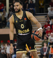 Η αποδεκατισμένη Μονακό διέλυσε την Χάποελ και έκλεισε θέση στα Play In της EuroLeague