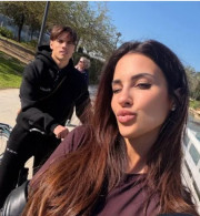 «Είναι τόσο ρομαντικό» - Η εντυπωσιακή παρουσιάστρια αποθεώνεται για τη σχέση με τον κατά πολύ νεότερο τής ποδοσφαιριστή