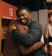 Ο Κίναν Έβανς «μπούκαρε» στα αποδυτήρια του Ολυμπιακού: Η έκπληξη του Αμερικανού στους συμπαίκτες του