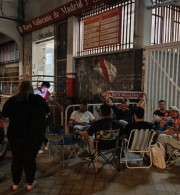 Οπαδοί της Ράγιο περίμεναν από τα μεσάνυχτα για να εξασφαλίσουν ένα εισιτήριο για τη ρεβάνς με την ΑΕΚ (photo)