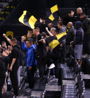 «Ντόπες» του κόσμου της ΑΕΚ στην τελευταία προπόνηση πριν από τη Μπανταλόνα (video)