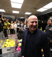 Ο άνθρωπος δίπλα στον Νίκολιτς που δεν πήρε χαμπάρι κανείς