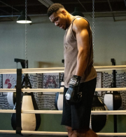 Ο Αντετοκούνμπο άφησε τα παρκέ και μπήκε... στο ρινγκ: Η ανάρτηση του «Greek Freak»