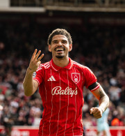 Με χατ τρικ του απίθανου Γκιμπς Ουάιτ η Νότιγχαμ νίκησε την Μπέρνλι και έκανε «άλμα» παραμονής