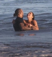Δεν κρύβονται πια: Τα «καυτά» φιλιά του Χάμιλτον με την Καρντάσιαν μέσα στη θάλασσα (video)