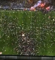 Tρέλα στο Λανς για την πρόκριση στον τελικό του Κυπέλλου Γαλλίας - Οι οπαδοί μπήκαν στο γήπεδο (video)