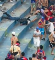 Φοβερά επεισόδια σε ντέρμπι της Παραγουάης: Οπαδοί έκλεψαν ασπίδα αστυνομικού και έπεσαν σφαίρες καουτσούκ (videos)