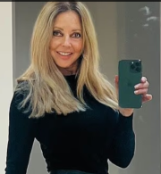 «Έχει ανοιχτή σχέση με πολλούς, είναι καλό κορίτσι» - Μικρόφωνα ξεχάστηκαν ανοιχτά σε live σύνδεση και εξέθεσαν παρουσιάστρια (video)