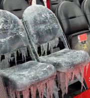 Ο Drake έκανε προμόσιον το νέου του άλμπουμ με δύο παγωμένες καρέκλες στο ματς των Ράπτορς (video)