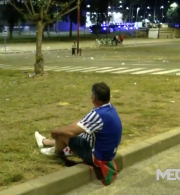 Αυτό θα πει θυσία - Πατέρας έμεινε εκτός τελικού για να μπει στο γήπεδο η σύζυγος και η κόρη του (video)