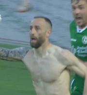 Τερματοφύλακας ή φορ; Άφησε την εστία του και σκόραρε για δεύτερη φορά με τον ίδιο τρόπο (video)