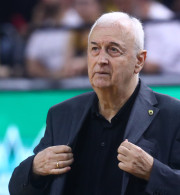 Σάκοτα: «Όταν σταματήσω μπορώ να βρω έναν νέο προπονητή στην ΑΕΚ και να συνεχίσω υπό άλλο πόστο»