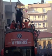 Εκστασιασμένος ο Μπούσης, έφτασε μια ανάσα από μπαλκόνια σπιτιών με το τρόπαιο! (video)