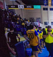 Χάος στην Κύπρο και επεισόδια σε αγώνα futsal - Δακρυγόνα, βροχή αντικειμένων και πετροβολισμοί