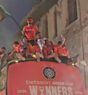 Σημαιοφόρος στην παρέλαση του ΟΦΗ ο Φούντας με γυαλιά του σκι! - Το video του Athletiko