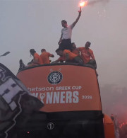 Ο Κόντης με καπνογόνο στην οροφή του πούλμαν! - Τι ζήτησε από τους οπαδούς του ΟΦΗ (video)