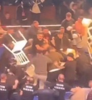 Χάος σε αγώνα μποξ στην Τουρκία: Θεατές πέταξαν καρέκλες και ξυλοκόπησαν Ρώσο πυγμάχο (video)
