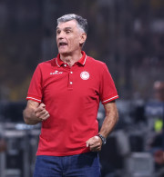 Ο κόσμος της ΑΕΚ αποθέωσε ειρωνικά τον Μεντιλίμπαρ