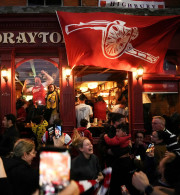 Oι πανηγυρισμοί των οπαδών της Άρσεναλ στις pub του Λονδίνου για την κατάκτηση της Premier League (video)
