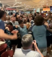 Το ξέσπασμα των πρωταθλητών: Οι παίκτες της Άρσεναλ πανηγυρίσαν μαζί την κατάκτηση της Premier League (video)