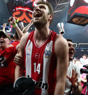 Η Dara ανέβασε το βίντεο του Athletiko με το «Bangaraga» του Παπανικολάου στον Βεζένκοφ