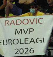To πανό των φίλων της ΑΕΚ για Ολυμπιακό και Ράντοβιτς στη Sunel Arena