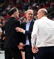Η αγκαλιά του Μπαρτζώκα με τους Αγγελόπουλους αμέσως μετά τη λήξη του ημιτελικού