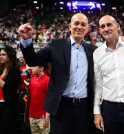 Με σφιγμένες γροθιές Παναγιώτης και Γιώργος Αγγελόπουλος μετά το φινάλε του ημιτελικού με τη Φενέρμπαχτσε