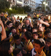 Όμορφες εικόνες στην Πάτρα: Παιδιά πανηγυρίζουν μαζί με τον Μάριο Ηλιόπουλο το πρωτάθλημα της ΑΕΚ (video)
