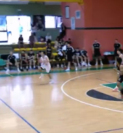 Ασύλληπτο: Ο Κομνιανίδης πέτυχε buzzer-beater πίσω από το κέντρο για την Εθνική Νέων (video)