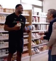Γίνονται και αυτά: Ο Θανάσης Αντετοκούνμπο σε ρόλο-έκπληξη δίπλα στον Γιάννη Μπέζο (video)