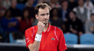 Εγκλωβίστηκε στο Ντουμπάι ο Μεντβέντεφ, αλλά παραμένει ψύχραιμος (video)