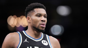 «Οι Μιλγουόκι Μπακς έχουν ενημερώσει τις ομάδες ότι κρατούν τον Αντετοκούνμπο»