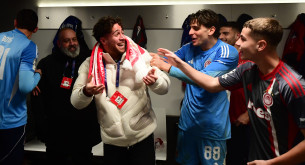 Ο Μπάμπης Κωστούλας μπήκε στα αποδυτήρια του Ολυμπιακού και πανηγύρισε με την ομάδα (video)