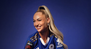 Η Αλίσια Λέμαν φόρεσε γόβα και πήγε στη Λέστερ (videos)