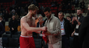 Δεν έφυγε με άδεια χέρια: Ο Τζόκοβιτς είδε τη νίκη του Ολυμπιακού και πήρε δώρο μία φανέλα του Γουόκαπ