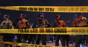 Μέτοχος των Λέικερς συνδέεται με πώληση ακινήτου που προορίζεται για στρατόπεδο συγκέντρωσης της ICE