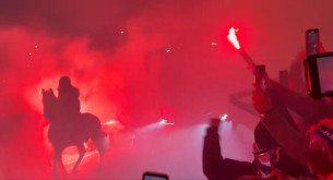 «Κόλαση» η Μαδρίτη: Τρομερή υποδοχή της Ατλέτικο με καπνογόνα και... άλογα (video)