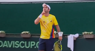 Τρελό σκηνικό στο Davis Cup: Τενίστας πανηγύρισε προκλητικά και έφυγε από το γήπεδο με συνοδεία αστυνομίας (video)