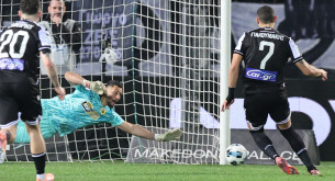 Ο Στρακόσια έπιασε πέναλτι του Γιακουμάκη και κράτησε το μηδέν (video)