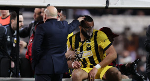 Αναγκαστική αλλαγή ο Μουκουντί - Αποχώρησε με φορείο και οξυγόνο