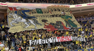 Οι οπαδοί της Φενέρ ύψωσαν εθνικιστικό πανό-απάντηση στην Παρτίζαν