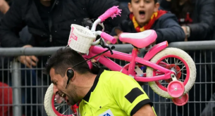 Απίστευτο: Οπαδοί πέταξαν παιδικό ποδήλατο στον διαιτητή κι έχασε τις αισθήσεις του! (video)