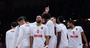 «Πάτησε» Ελλάδα η Μονακό - Το video του Athletiko με την άφιξη της... παρέας του Τζέιμς