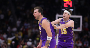 Με 40άρη Ντόντσιτς οι Λέικερς, 11η διαδοχική νίκη οι Χοκς