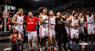 «Ερυθρόλευκο» πάρτι των παικτών του Ολυμπιακού με τον κόσμο μετά την σπουδαία νίκη επί της Χάποελ