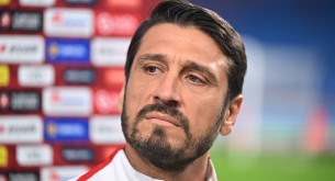 Λιποθύμησε εν ώρα αγώνα ο προπονητής της U21 της Τουρκίας, Κορκμάζ - Διεκόπη το ματς με την Κροατία (video)