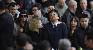 To σπαρακτικό βλέμμα του Ραζβάν Λουτσέκου στο λαϊκό προσκύνημα του πατέρα του